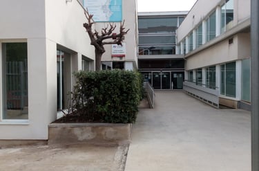 Entrada a Centro Medico con carpinteria blanca.