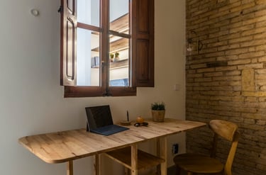 Ventana de madera de 2 hojas con contraventanas interiores.