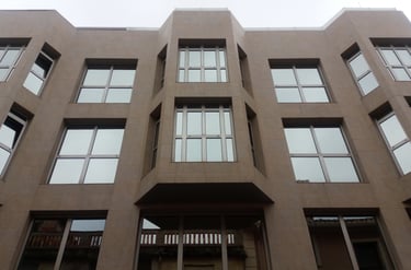 Ventanas de aluminio hoja oculta en fachada de edificio.