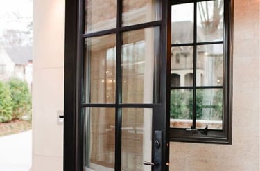 Puerta y ventana de hierro negro.