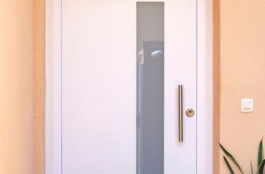 Puerta blanca con cristal decorativo