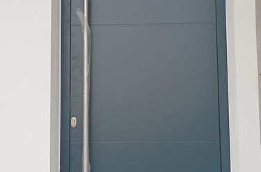 Puerta aluminio de entrada a vivienda.