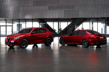 SUV e sedã da Alfa Romeo exibidos em showroom moderno durante nova fase da marca.