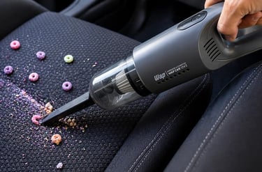 Aspirador automotivo WAP 180W removendo sujeira e migalhas do banco do carro com bico fino