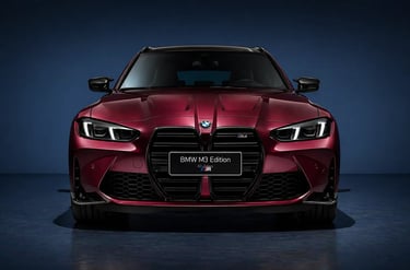 BMW M3 40 anos em versão vermelha visto de frente com design agressivo