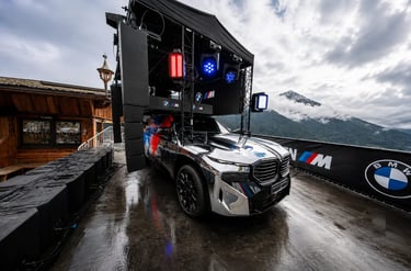 BMW XM Soundmachine exibido em festival automotivo com palco de DJ