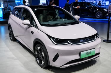BYD Dolphin G exibido em salão automotivo com visual pensado para a Europa.