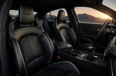Interior do Cadillac CT5-V Blackwing F1 com acabamento esportivo e câmbio manual