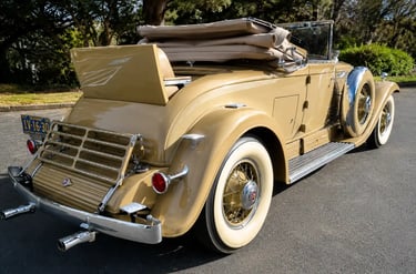 Vista traseira do Cadillac V16 conversível com detalhes luxuosos da década de 1930