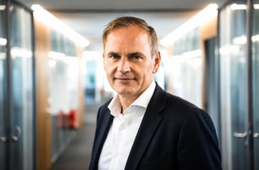 CEO Oliver Blume em retrato corporativo nos escritórios da Volkswagen.