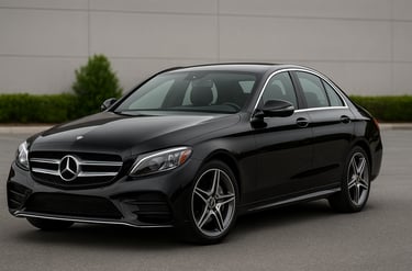 Mercedes-Benz preto usado estacionado ao ar livre, destacando brilho e sofisticação