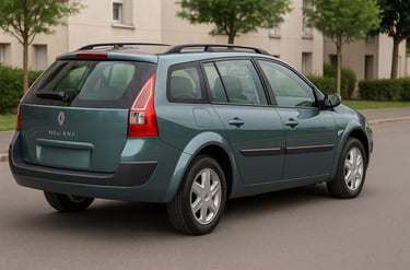 Renault Mégane Grand Tour verde visto de traseira e lateral em rua urbana.