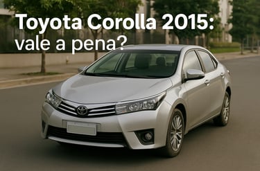 Toyota Corolla 2015 prateado estacionado em rua urbana, com design frontal e lateral em destaque.