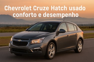 Cruze Hatch 2015 em estrada ao entardecer com frase centralizada sobre conforto e desempenho.