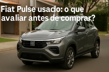 Fiat Pulse cinza estacionado em rua residencial, visto de frente em ângulo lateral, com texto sobre 