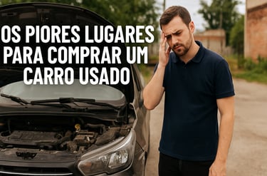 Homem com expressão de frustração ao lado de um carro usado com o capô aberto, estacionado em um loc