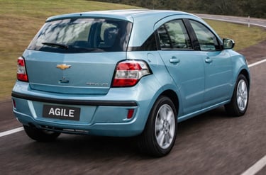 Chevrolet Agile 2014 traseira lateral em movimento na estrada destacando design