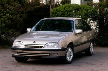 Chevrolet Omega clássico estacionado, exemplo de carro usado com alta quilometragem