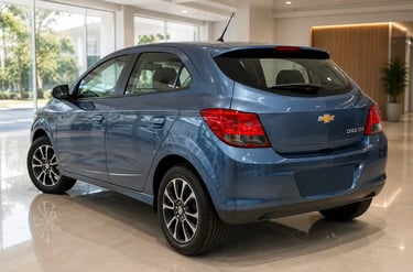 Chevrolet Onix LTZ azul visto pela traseira em showroom moderno e iluminado