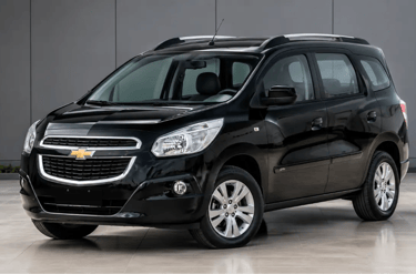 Chevrolet Spin LTZ preta vista de frente em showroom externo com fundo neutro