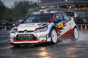 carros de rally Citroën C4 WRC em ação no asfalto molhado com curva e água sendo projetada