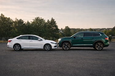 Comparação entre sedã e SUV lado a lado mostrando diferença de altura e design