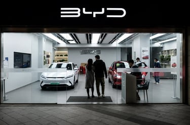 Concessionária da BYD exibe carros elétricos em showroom moderno e iluminado