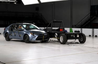 Toyota Corolla em teste de colisão lateral realizado pelo IIHS em laboratório