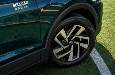 Detalhe da roda do VW T-Cross com adesivo da Seleção Brasileira