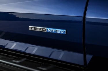 Emblema T270 MHEV da Fiat Toro 2027 destaca a nova tecnologia híbrida leve da picape