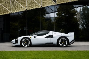 Ferrari SC40 branca em frente a prédio moderno com visual inspirado na lendária F40