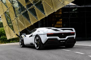 Ferrari SC40 branca vista traseira diante de prédio moderno com detalhes dourados