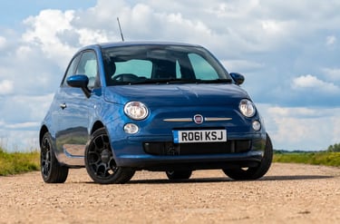 Fiat 500 azul equipado com motor TwinAir turbo de 2 cilindros estacionado