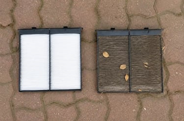 Comparação entre filtro de cabine novo e filtro sujo mostrando acúmulo de sujeira.