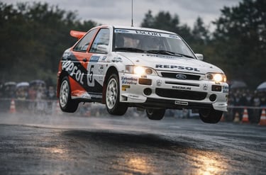 carros de rally Ford Escort RS Cosworth em salto no WRC em asfalto molhado com alta velocidade