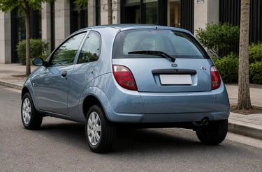 Ford Ka 2005 azul visto pela traseira em rua urbana durante o dia