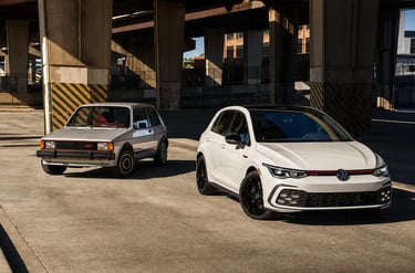 Volkswagen Golf GTI clássico e Edition 50 lado a lado celebrando 50 anos de história