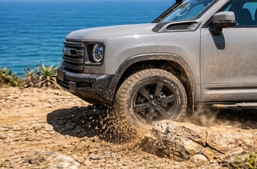 Haval H9 Nomad Concept enfrentando terreno off-road com pneu levantando pedras em trilha à beira-mar