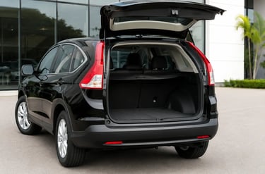 Honda CR-V 2013 com porta-malas aberto em showroom externo moderno