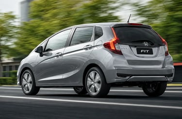Honda Fit automático prata em movimento, opção prática para o uso na cidade