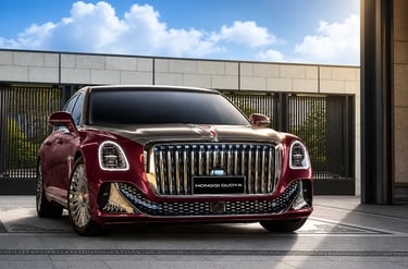 Hongqi Guoya vermelho com grade cromada imponente em frente a residência de luxo