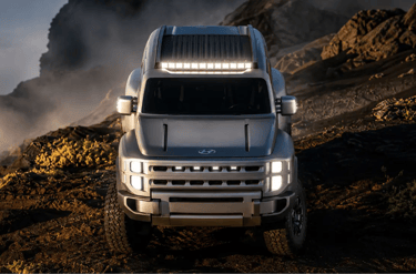 Caminhonete elétrica Hyundai em terreno rochoso com visual robusto e iluminação off-road