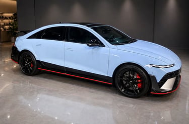 Hyundai Ioniq 6 N em showroom interno com piso brilhante e visual esportivo
