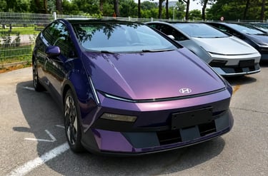 Hyundai Ioniq V roxo exibindo a dianteira futurista durante testes na China