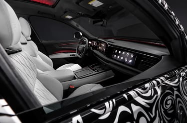 Interior do Audi Q7 2027 com telas digitais e bancos de couro claros