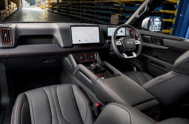 Interior da BYD Shark 6 com painel digital e acabamento premium