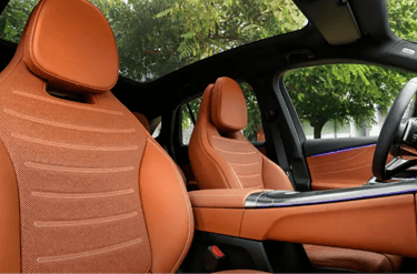 Interior de carro de luxo com revestimento em couro vegano marrom e teto panorâmico