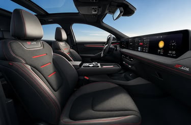 Interior do Ford Mondeo Sport ST-Line com painel digital e teto panorâmico