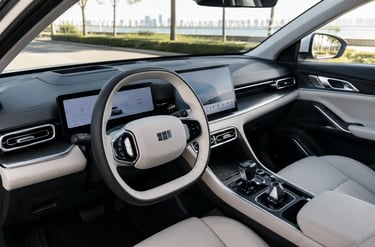 Cabine do novo híbrido da Geely mostra interior tecnológico do sedã que promete até 44 km/l