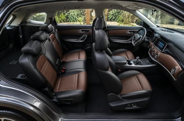 Interior do JAC T80 com cabine de 7 lugares, bancos em couro e acabamento premium
